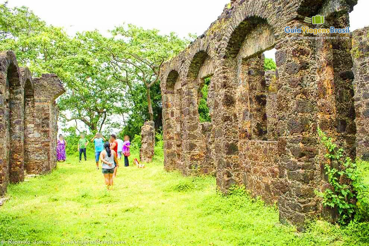 Imagem de turistas visitando as ruínas.